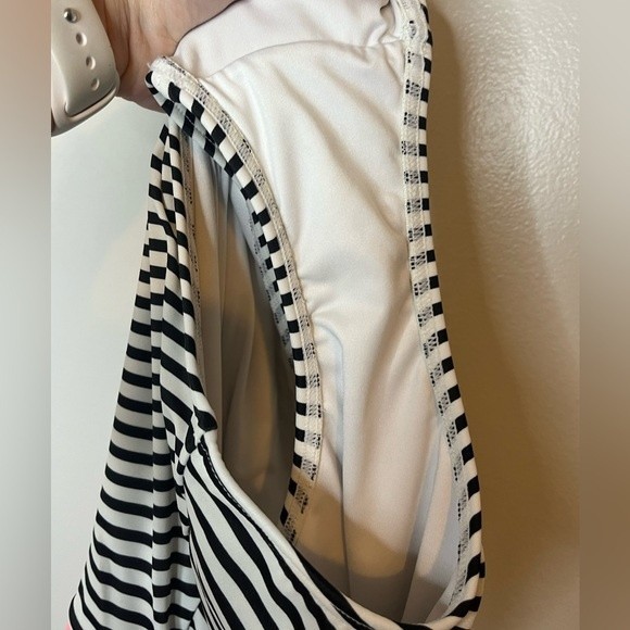 Victoria’s Secret Colorblock Halter One-Piece Swimsuit Size Small - Picture 7 of 7